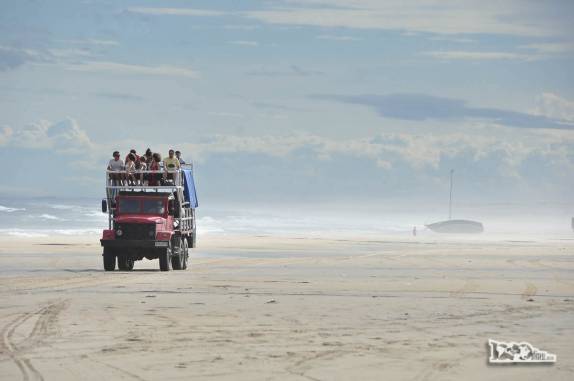 Mais um caminhão abarrotado de turistas chega a Cabo Polonio, no litoral do Uruguai